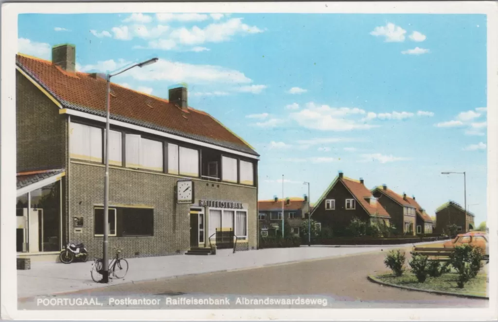 Vintage ansichtkaart van het oude postkantoor (Raiffeisenbank) aan de Albrandswaardseweg in Poortugaal.