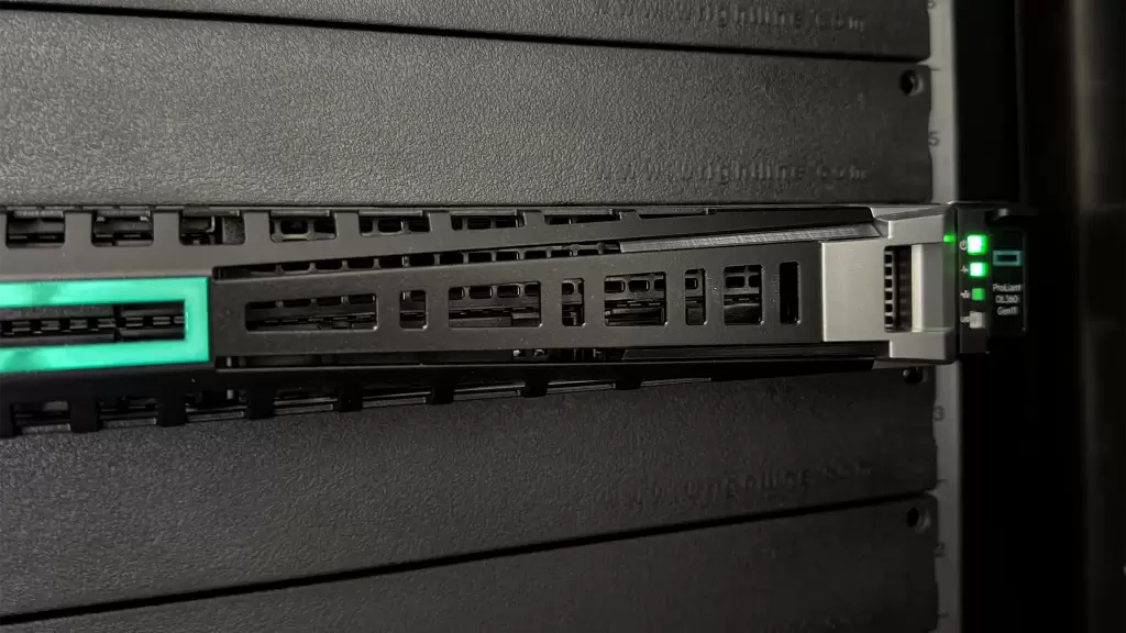 HPE ProLiant DL360 server in een serverrack met groene statuslampjes.