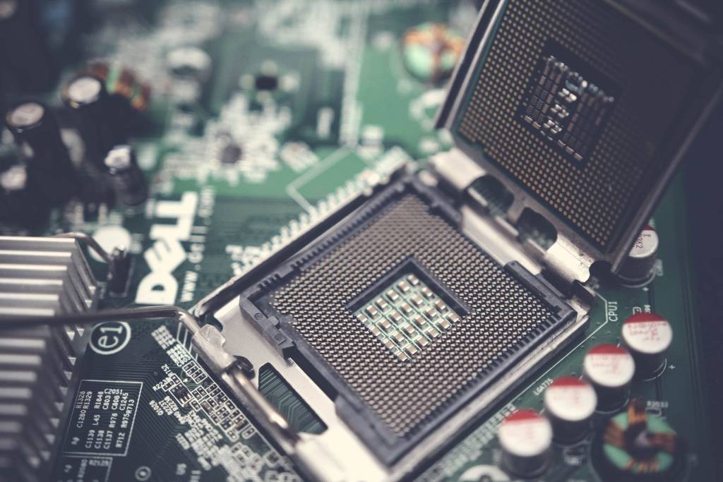 Open CPU-socket en elektronische componenten op een moederbord.