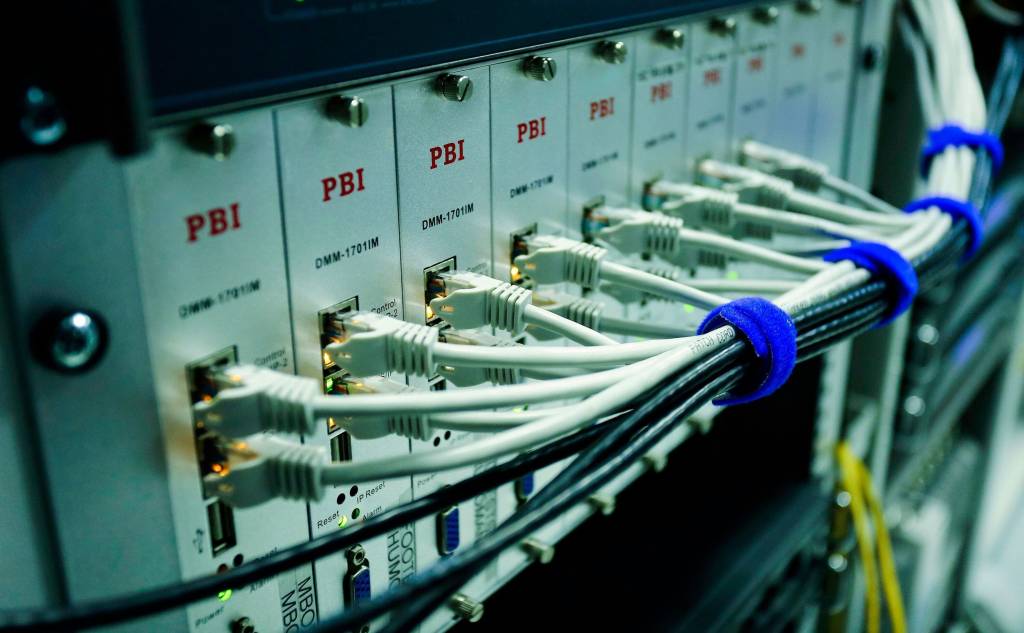 Datakabels aangesloten op netwerkmodules in een technisch rack.