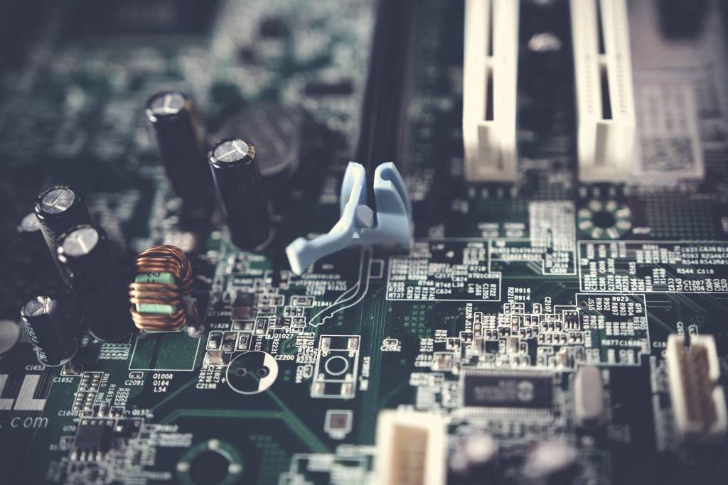 Elektronische componenten en printbanen op een moederbord.