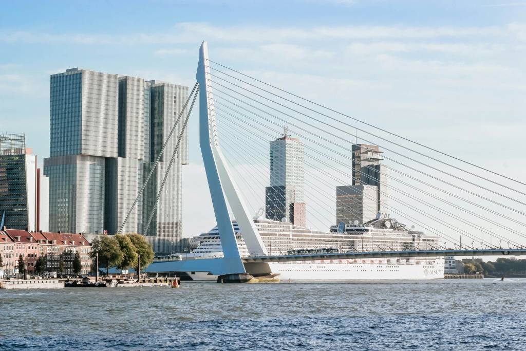 Erasmusbrug en skyline van Rotterdam overdag aan de Maas.
