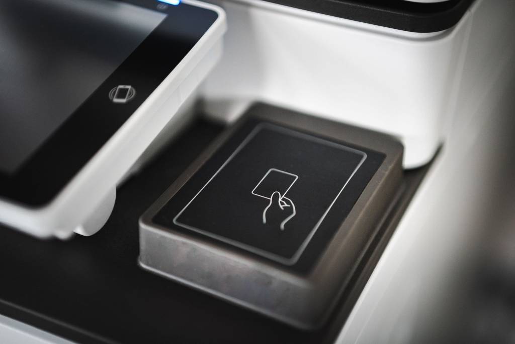 Close-up van een kaartlezer of scanner op een multifunctionele printer.
