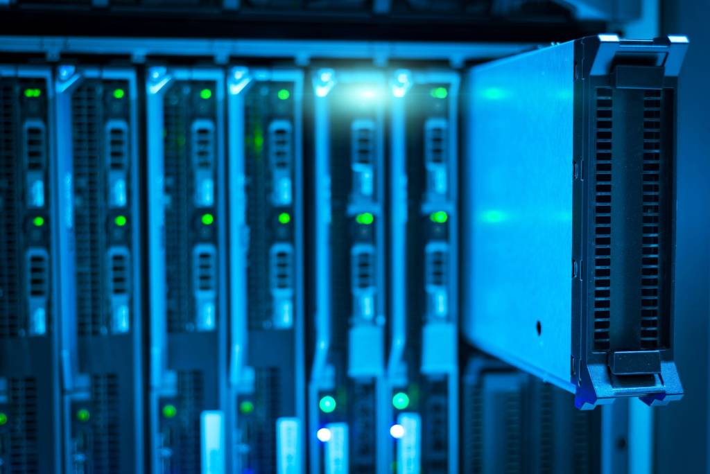 Serveropslag met blauwe verlichting, harddisk bays en groene statuslampjes.
